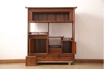 中古　美品　国産　手造り　指物工芸家具　松竹梅・牡丹　美しい彫りの意匠が見事な総ケヤキ材製の飾り棚(茶棚、収納棚、戸棚)(R-053338)