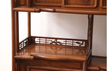中古　美品　国産　手造り　指物工芸家具　松竹梅・牡丹　美しい彫りの意匠が見事な総ケヤキ材製の飾り棚(茶棚、収納棚、戸棚)(R-053338)