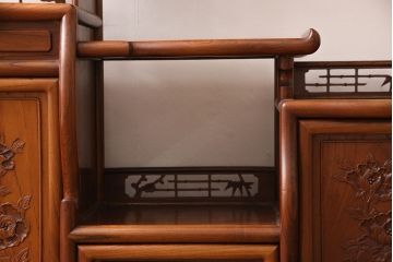 中古　美品　国産　手造り　指物工芸家具　松竹梅・牡丹　美しい彫りの意匠が見事な総ケヤキ材製の飾り棚(茶棚、収納棚、戸棚)(R-053338)