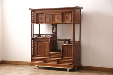 中古　美品　国産　手造り　指物工芸家具　松竹梅・牡丹　美しい彫りの意匠が見事な総ケヤキ材製の飾り棚(茶棚、収納棚、戸棚)(R-053338)