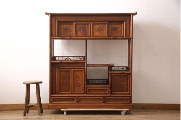 中古　美品　国産　手造り　指物工芸家具　松竹梅・牡丹　美しい彫りの意匠が見事な総ケヤキ材製の飾り棚(茶棚、収納棚、戸棚)(R-053338)
