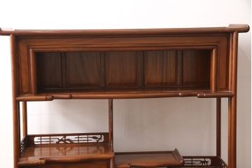 中古　美品　国産　手造り　指物工芸家具　松竹梅・牡丹　美しい彫りの意匠が見事な総ケヤキ材製の飾り棚(茶棚、収納棚、戸棚)(R-053338)