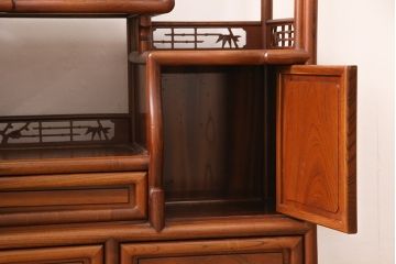 中古　美品　国産　手造り　指物工芸家具　松竹梅・牡丹　美しい彫りの意匠が見事な総ケヤキ材製の飾り棚(茶棚、収納棚、戸棚)(R-053338)