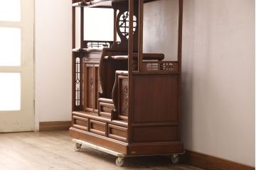 中古　美品　国産　手造り　指物工芸家具　松竹梅・牡丹　美しい彫りの意匠が見事な総ケヤキ材製の飾り棚(茶棚、収納棚、戸棚)(R-053338)
