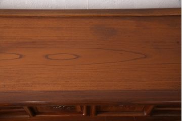 中古　美品　国産　手造り　指物工芸家具　松竹梅・牡丹　美しい彫りの意匠が見事な総ケヤキ材製の飾り棚(茶棚、収納棚、戸棚)(R-053338)