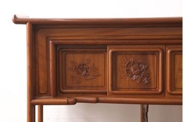 中古　美品　国産　手造り　指物工芸家具　松竹梅・牡丹　美しい彫りの意匠が見事な総ケヤキ材製の飾り棚(茶棚、収納棚、戸棚)(R-053338)