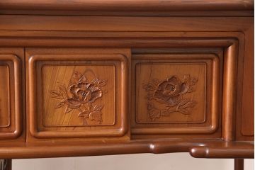 中古　美品　国産　手造り　指物工芸家具　松竹梅・牡丹　美しい彫りの意匠が見事な総ケヤキ材製の飾り棚(茶棚、収納棚、戸棚)(R-053338)