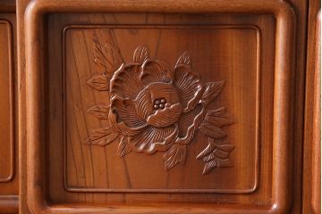 中古　美品　国産　手造り　指物工芸家具　松竹梅・牡丹　美しい彫りの意匠が見事な総ケヤキ材製の飾り棚(茶棚、収納棚、戸棚)(R-053338)