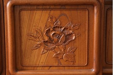 中古　美品　国産　手造り　指物工芸家具　松竹梅・牡丹　美しい彫りの意匠が見事な総ケヤキ材製の飾り棚(茶棚、収納棚、戸棚)(R-053338)