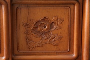 中古　美品　国産　手造り　指物工芸家具　松竹梅・牡丹　美しい彫りの意匠が見事な総ケヤキ材製の飾り棚(茶棚、収納棚、戸棚)(R-053338)