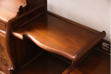 中古　美品　国産　手造り　指物工芸家具　松竹梅・牡丹　美しい彫りの意匠が見事な総ケヤキ材製の飾り棚(茶棚、収納棚、戸棚)(R-053338)