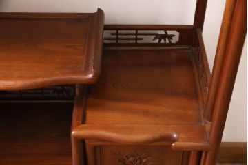 中古　美品　国産　手造り　指物工芸家具　松竹梅・牡丹　美しい彫りの意匠が見事な総ケヤキ材製の飾り棚(茶棚、収納棚、戸棚)(R-053338)