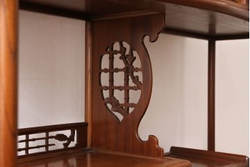 中古　美品　国産　手造り　指物工芸家具　松竹梅・牡丹　美しい彫りの意匠が見事な総ケヤキ材製の飾り棚(茶棚、収納棚、戸棚)(R-053338)