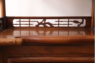 中古　美品　国産　手造り　指物工芸家具　松竹梅・牡丹　美しい彫りの意匠が見事な総ケヤキ材製の飾り棚(茶棚、収納棚、戸棚)(R-053338)