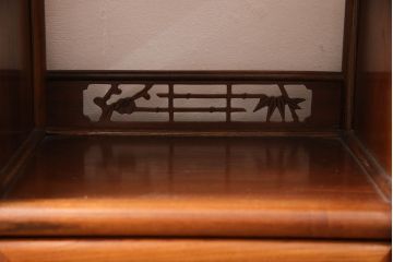 中古　美品　国産　手造り　指物工芸家具　松竹梅・牡丹　美しい彫りの意匠が見事な総ケヤキ材製の飾り棚(茶棚、収納棚、戸棚)(R-053338)