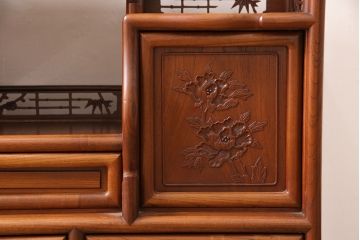 中古　美品　国産　手造り　指物工芸家具　松竹梅・牡丹　美しい彫りの意匠が見事な総ケヤキ材製の飾り棚(茶棚、収納棚、戸棚)(R-053338)