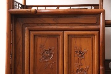 中古　美品　国産　手造り　指物工芸家具　松竹梅・牡丹　美しい彫りの意匠が見事な総ケヤキ材製の飾り棚(茶棚、収納棚、戸棚)(R-053338)