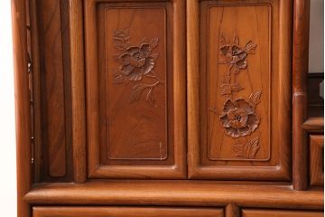 中古　美品　国産　手造り　指物工芸家具　松竹梅・牡丹　美しい彫りの意匠が見事な総ケヤキ材製の飾り棚(茶棚、収納棚、戸棚)(R-053338)