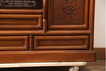 中古　美品　国産　手造り　指物工芸家具　松竹梅・牡丹　美しい彫りの意匠が見事な総ケヤキ材製の飾り棚(茶棚、収納棚、戸棚)(R-053338)