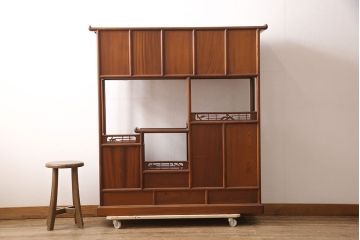 中古　美品　国産　手造り　指物工芸家具　松竹梅・牡丹　美しい彫りの意匠が見事な総ケヤキ材製の飾り棚(茶棚、収納棚、戸棚)(R-053338)
