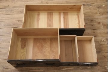 和製アンティーク　美品　鉄脚付き　美しい黒漆塗りが高級感を高める庄内箪笥(和タンス、整理箪笥、リビングボード、引き出し)(R-053339)