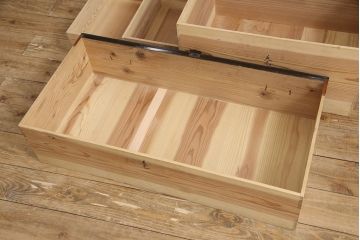 和製アンティーク　美品　鉄脚付き　美しい黒漆塗りが高級感を高める庄内箪笥(和タンス、整理箪笥、リビングボード、引き出し)(R-053339)