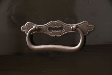 和製アンティーク　美品　鉄脚付き　美しい黒漆塗りが高級感を高める庄内箪笥(和タンス、整理箪笥、リビングボード、引き出し)(R-053339)