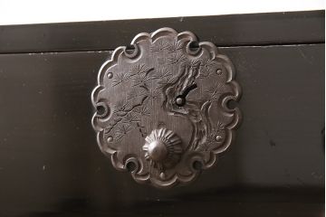 和製アンティーク　美品　鉄脚付き　美しい黒漆塗りが高級感を高める庄内箪笥(和タンス、整理箪笥、リビングボード、引き出し)(R-053339)