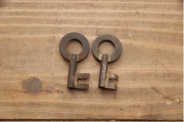 和製アンティーク　美品　鉄脚付き　美しい黒漆塗りが高級感を高める庄内箪笥(和タンス、整理箪笥、リビングボード、引き出し)(R-053339)