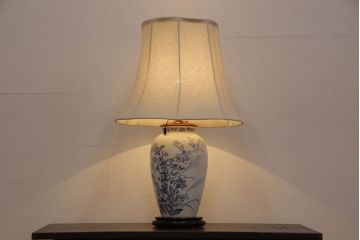 中古　大倉陶園　気品ある佇まいが魅力的なランプスタンド(テーブルスタンド、卓上照明)(R-053346)