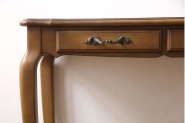 中古　カリモク家具(karimoku)　ネオクラシック　優美なシルエットが気品あるコンソールテーブル(サイドテーブル、飾り台、花台)(R-053347)