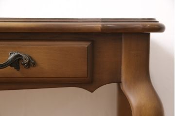 中古　カリモク家具(karimoku)　ネオクラシック　優美なシルエットが気品あるコンソールテーブル(サイドテーブル、飾り台、花台)(R-053347)