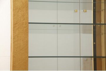 中古　美品　バーズアイメープル　SPLENDOR(スプレンダー)　特徴的な杢目と直線的なデザインが美しいキャビネット(定価約48万円)(飾り棚、陳列棚、キュリオケース、ガラスケース)(R-053351)