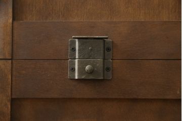 中古　北海道民芸家具　和洋どちらの空間にも馴染むシックなカップボード(キャビネット、食器棚、収納棚、戸棚)(R-053354)