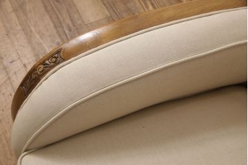 イギリスアンティーク　美品　高級品　脚やアームの凝ったつくりと、丸みを帯びたフォルムが目を引く1人掛けソファ(一人掛けソファ、アームチェア)(R-053356)