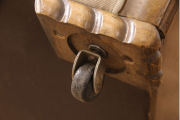 イギリスアンティーク　美品　高級品　脚やアームの凝ったつくりと、丸みを帯びたフォルムが目を引く1人掛けソファ(一人掛けソファ、アームチェア)(R-053356)