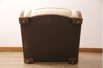 イギリスアンティーク　美品　高級品　Lloyd’s Antiques(ロイズ・アンティークス)  脚やアームの凝ったつくりと、丸みを帯びたフォルムが目を引く1人掛けソファ(一人掛けソファ、アームチェア)(R-053357)