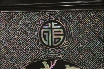 中古　美品　希少!　豪華絢爛な装飾が存在感を放つ螺鈿細工のワードローブ(定価約180万円)(洋服タンス、衣装タンス)(R-053358)