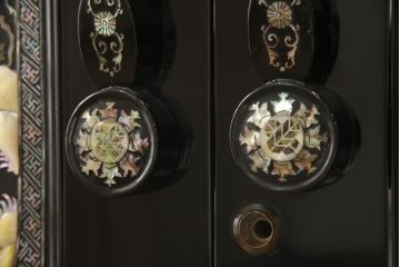 中古　美品　希少!　豪華絢爛な装飾が存在感を放つ螺鈿細工のワードローブ(定価約180万円)(洋服タンス、衣装タンス)(R-053358)