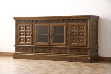 和製ビンテージ　旭川家具　近藤工芸　Solid Furniture OAK (ソリッドファニチャー オーク)　オーク材　取っ手の繊細な彫刻など、こだわりの意匠が感じられるサイドボード(収納棚、戸棚、キャビネット、リビングボード、ヴィンテージ)(R-053359)
