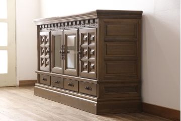 和製ビンテージ　旭川家具　近藤工芸　Solid Furniture OAK (ソリッドファニチャー オーク)　オーク材　取っ手の繊細な彫刻など、こだわりの意匠が感じられるサイドボード(収納棚、戸棚、キャビネット、リビングボード、ヴィンテージ)(R-053359)
