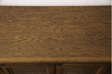 和製ビンテージ　旭川家具　近藤工芸　Solid Furniture OAK (ソリッドファニチャー オーク)　オーク材　取っ手の繊細な彫刻など、こだわりの意匠が感じられるサイドボード(収納棚、戸棚、キャビネット、リビングボード、ヴィンテージ)(R-053359)