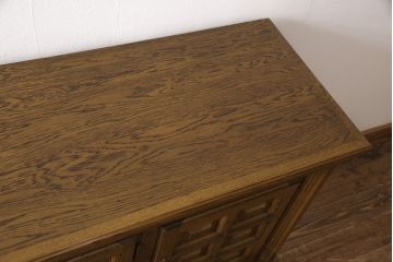 和製ビンテージ　旭川家具　近藤工芸　Solid Furniture OAK (ソリッドファニチャー オーク)　オーク材　取っ手の繊細な彫刻など、こだわりの意匠が感じられるサイドボード(収納棚、戸棚、キャビネット、リビングボード、ヴィンテージ)(R-053359)