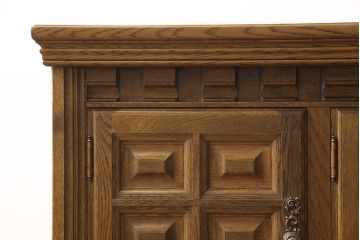 和製ビンテージ　旭川家具　近藤工芸　Solid Furniture OAK (ソリッドファニチャー オーク)　オーク材　取っ手の繊細な彫刻など、こだわりの意匠が感じられるサイドボード(収納棚、戸棚、キャビネット、リビングボード、ヴィンテージ)(R-053359)