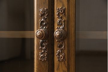 和製ビンテージ　旭川家具　近藤工芸　Solid Furniture OAK (ソリッドファニチャー オーク)　オーク材　取っ手の繊細な彫刻など、こだわりの意匠が感じられるサイドボード(収納棚、戸棚、キャビネット、リビングボード、ヴィンテージ)(R-053359)