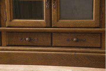 和製ビンテージ　旭川家具　近藤工芸　Solid Furniture OAK (ソリッドファニチャー オーク)　オーク材　取っ手の繊細な彫刻など、こだわりの意匠が感じられるサイドボード(収納棚、戸棚、キャビネット、リビングボード、ヴィンテージ)(R-053359)