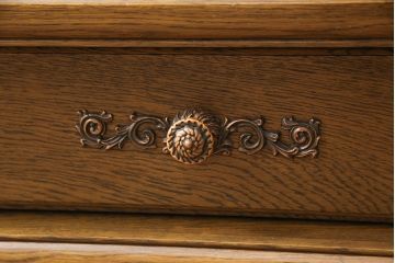 和製ビンテージ　旭川家具　近藤工芸　Solid Furniture OAK (ソリッドファニチャー オーク)　オーク材　取っ手の繊細な彫刻など、こだわりの意匠が感じられるサイドボード(収納棚、戸棚、キャビネット、リビングボード、ヴィンテージ)(R-053359)