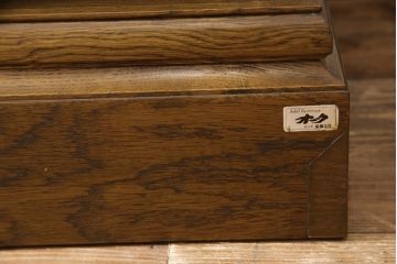 和製ビンテージ　旭川家具　近藤工芸　Solid Furniture OAK (ソリッドファニチャー オーク)　オーク材　取っ手の繊細な彫刻など、こだわりの意匠が感じられるサイドボード(収納棚、戸棚、キャビネット、リビングボード、ヴィンテージ)(R-053359)