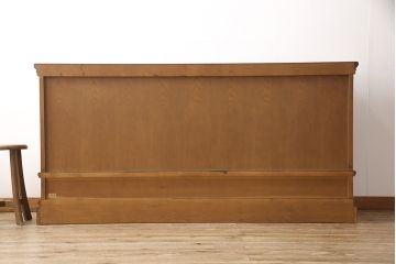 和製ビンテージ　旭川家具　近藤工芸　Solid Furniture OAK (ソリッドファニチャー オーク)　オーク材　取っ手の繊細な彫刻など、こだわりの意匠が感じられるサイドボード(収納棚、戸棚、キャビネット、リビングボード、ヴィンテージ)(R-053359)