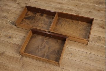 イギリスアンティーク　上手物　マホガニー材　イギリスからやってきた!小振りで上質なフラップ扉キャビネット(サイドボード、収納棚、戸棚、引き出し)(定価約38万円)(R-053368)